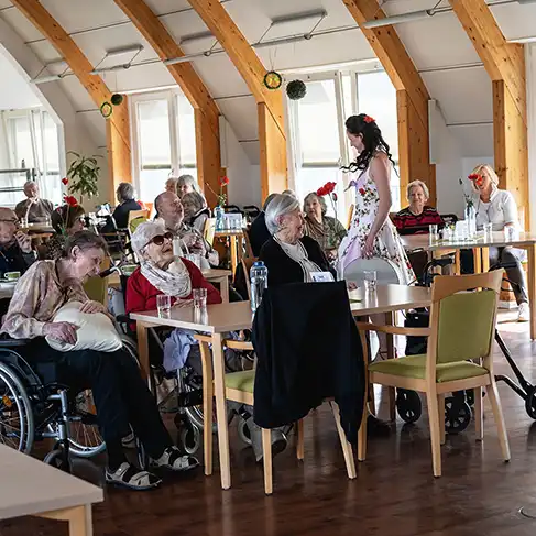 Veranstaltung im Speisesaal mit Kathi
