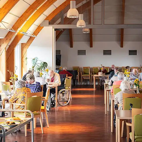 Mittagszeit im Speisesaal